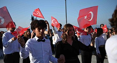 Kuşadası'nda Cumhuriyet'in kuruluşunun 101'inci yılına özel vals