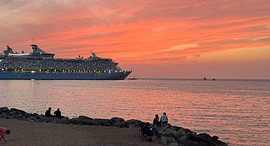 Kuşadası'nda gün batımı doğal bir görsel şölen sunuyor