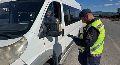 Kütahya Jandarma Trafik Timleri, yük ve yolcu taşıyan araçları denetlendi