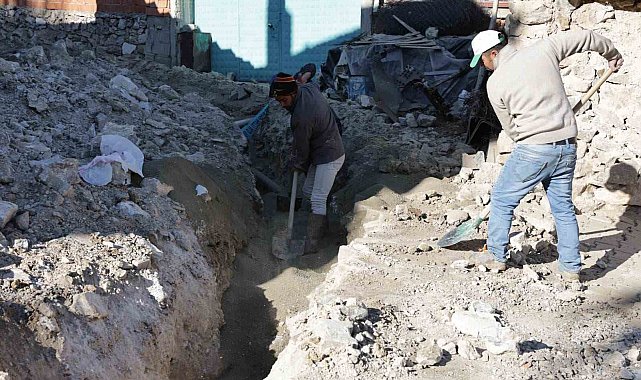 Kütahya'nın Andız Mahallesi'nde deforme olan içme suyu hattı yenileniyor