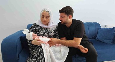 Kuvöze alınan bebeğin kolu yandı