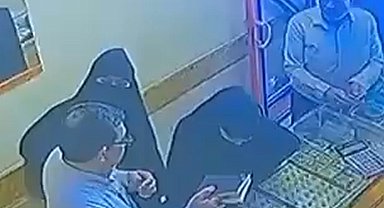 Kuyumcuda hırsızlık anı kameraya yansıdı