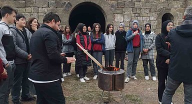 Lise öğrencileri tabyada tarih dersi görmeye devam ediyor