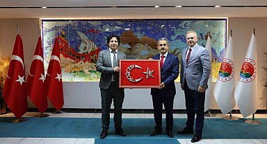Mahkumlar Türk bayrağına Vali Ekici'nin adını yazdı