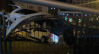 Makas atan sürücü çarptığı aydınlatma direğini devirdi, 2 otomobile zarar verdi