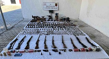 Malatya'da çok sayıda silah ile bomba yapımında kullanılan kimyasallar ele geçirildi