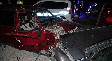 Malatya'da iki otomobil kafa kafaya çarpıştı: 1'i ağır 5 yaralı