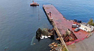 Maltepe'de karaya oturan Ayiş Gemisi'nin parçalanma süreci başladı