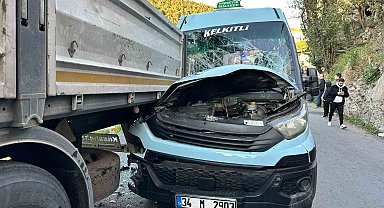 Maltepe'de yolcu minibüsü park halindeki tıra çarptı: 8 yaralı