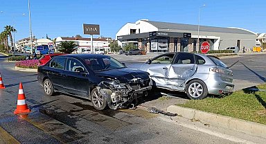 Manavgat'ta çarpışan otomobiller levhaları yıktı: 3 yaralı