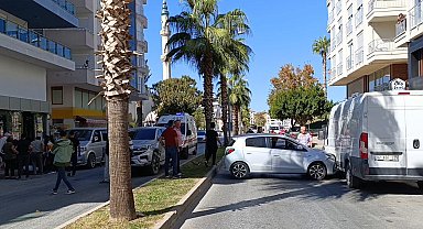 Manavgat'ta kamyonet ile otomobil çarpıştı: 2 yaralı