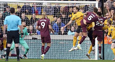 Manchester City son dakikada John Stones ile güldü