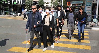 Manisa'da beyaz bastonla farkındalık yürüyüşü