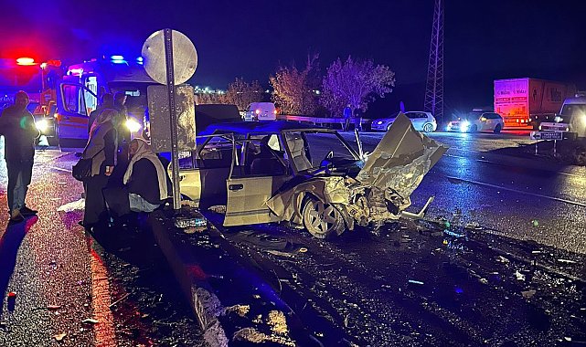 Manisa'da feci kaza... Kavşakta iki otomobil çarpıştı: 2'si ağır 6 yaralı