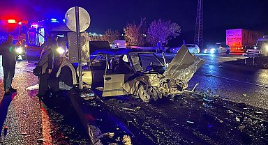 Manisa'da feci kaza... Kavşakta iki otomobil çarpıştı: 2'si ağır 6 yaralı