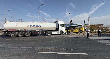 Mardin'de tanker ile şehiriçi minibüsü çarpıştı: 1 yaralı