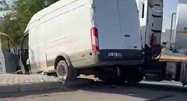 Mardin'de tır ile minibüs çarpıştı