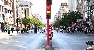 Meme kanserine dikkat çekmek için trafik sinyalizasyon direkleri pembe renkle kaplandı