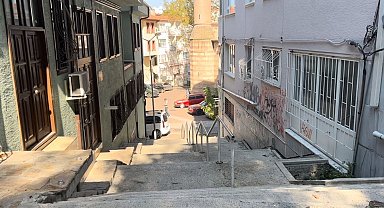 Merdivenlerden aşağı bisikletle inerken otomobil böyle çarptı