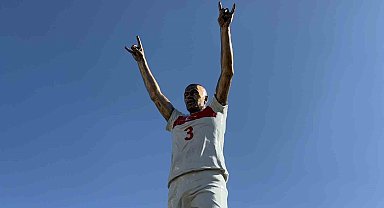 Merih Demiral'dan Tanju Özcan'a 'heykel' teşekkürü