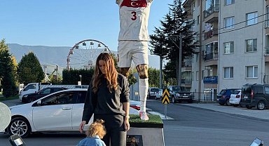 Merih Demiral'ın heykelinin önünde eşi fotoğraf çektirdi