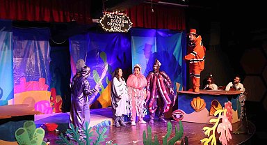 Merkezefendi Kent Tiyatrosu'nun yeni oyunu izleyiciyle buluştu