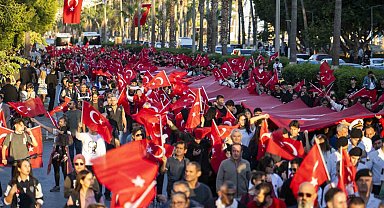 Mersin'de 101 metre uzunluğunda Türk bayrağıyla yürüyüş yapıldı