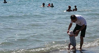 Mersin'de sahiller, sakinliği sevenlere kaldı