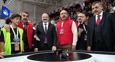 Milli Eğitim Bakanı Tekin, Uluslararası Robot Yarışması'na katılan öğrencilerle bir araya geldi