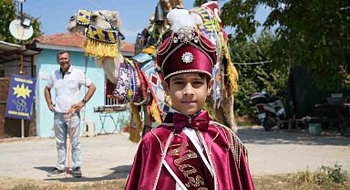 Milyonluk lüks araba ile değil milyonluk güreş devesi ile sünnet konvoyu