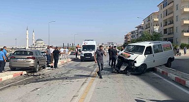 Minibüs ile otomobil kafa kafaya çarpıştı: 6 yaralı