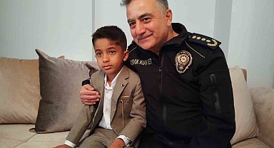 Minik Yiğit Eymen'in İstiklal Marşı duyarlılığına Emniyet Müdürü Orhan duyarsız kalmadı