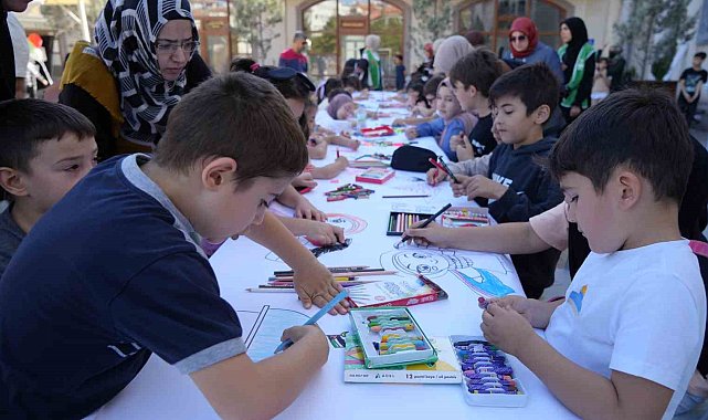 Minik yürekler, çizdikleri resimlerle Filistin'e destek vererek savaşa 'dur' dedi