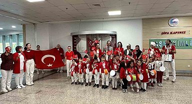 Minikler hastanede Cumhuriyet'i kutladı, hastalar moral buldu