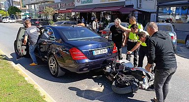 Motosiklet başka bir araca yol vermek için duran otomobilin altına girdi: 2 yaralı