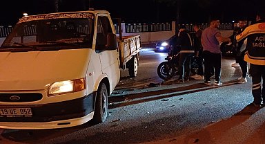 Motosiklet kamyonete çarptı: 1 yaralı