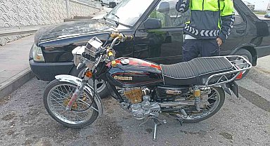 Motosiklet orta refüje çarptı: 2 yaralı