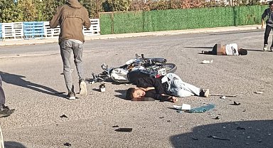 Motosiklet otomobile çarptı: 1 ölü, 1 ağır yaralı