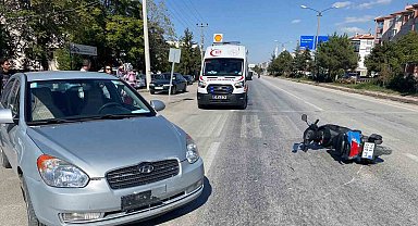 Motosiklet otomobile çarptı: 2 yaralı