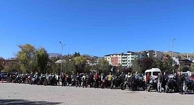 Motosikletçiler Oltu'da şov yaptı