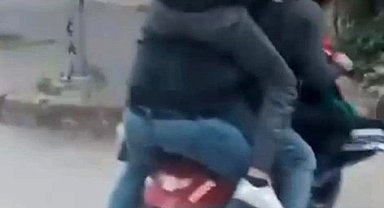 Motosiklete sığmak için sürücünün omzuna çıkmıştı: Ceza kesildi