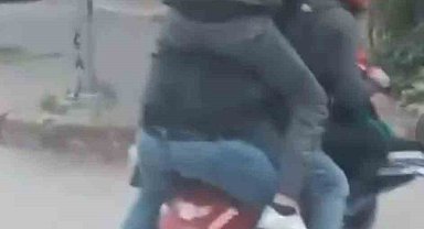 Motosiklete sığmak için sürücünün omzuna çıktı