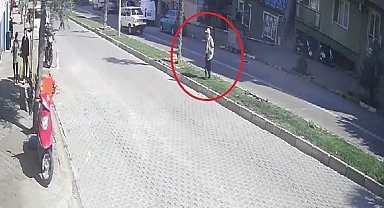 Motosikletin çarptığı yaşlı adam ağır yaralandı