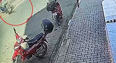 Motosikletin çarptığı yaşlı adamın savrulduğu anlar kamerada