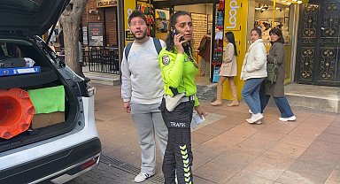 Motosikletli ceza yememek için polisten kaçtı, arkasında oturan şahıs muhabire tehditler savurdu