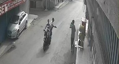 Motosikletli şüphelilerin silahlı saldırı anı kameralarda