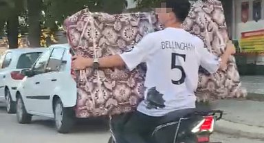 Motosiklette televizyon taşıyarak tehlikeli yolculuk