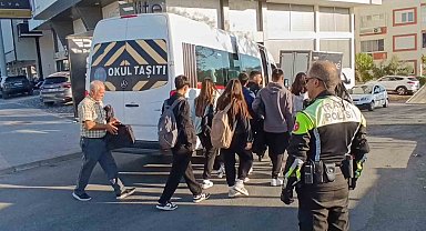 Muayenesi geçen servis bağlandı, öğrenciler başka servisle yollarına devam etti