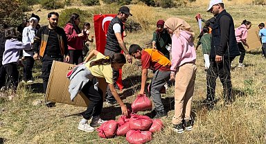 Muradiye'de yaban hayvanları için doğaya yem bırakıldı