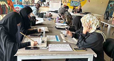 Muş Gençlik Merkezi'nde hat sanatı eğitimi devam ediyor